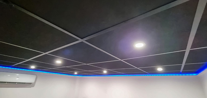 Plafond après rénovation avec dalles led pour faux plafond allumées